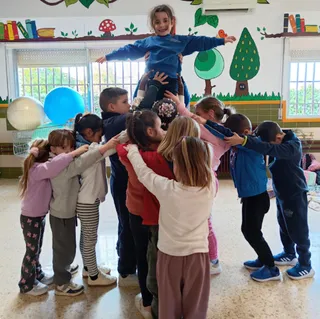 Alumnat formant una xicoteta figura a l'extraescolar de Muixeranga a l'Escola